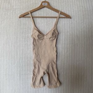 SKIMS Seamless Sculpt Mid Thigh Bodysuit Sand Nude Size Small Stretchy NWOT $74
